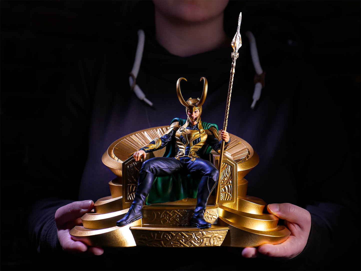 Loki auf Thron 1/10 Kunstmaßstab CCXP exklusiv von Iron Studios