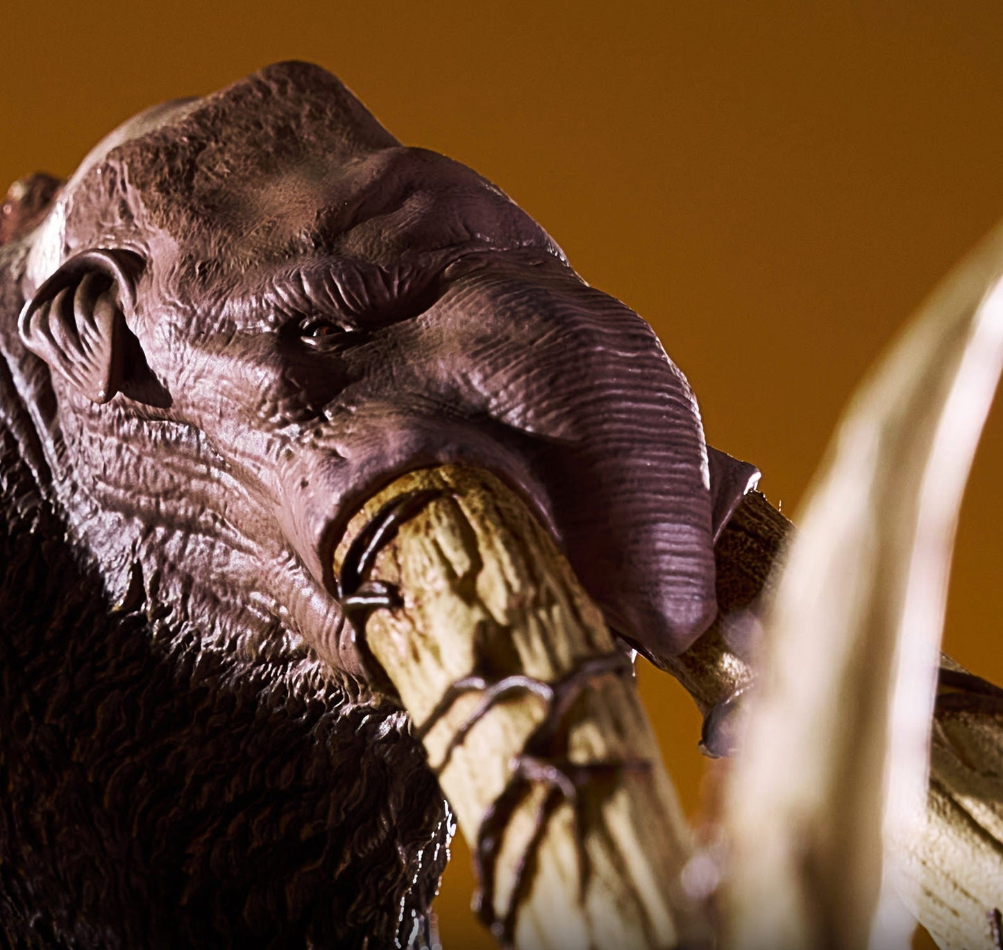 Titanus Behemoth Statue von Spiral Studio