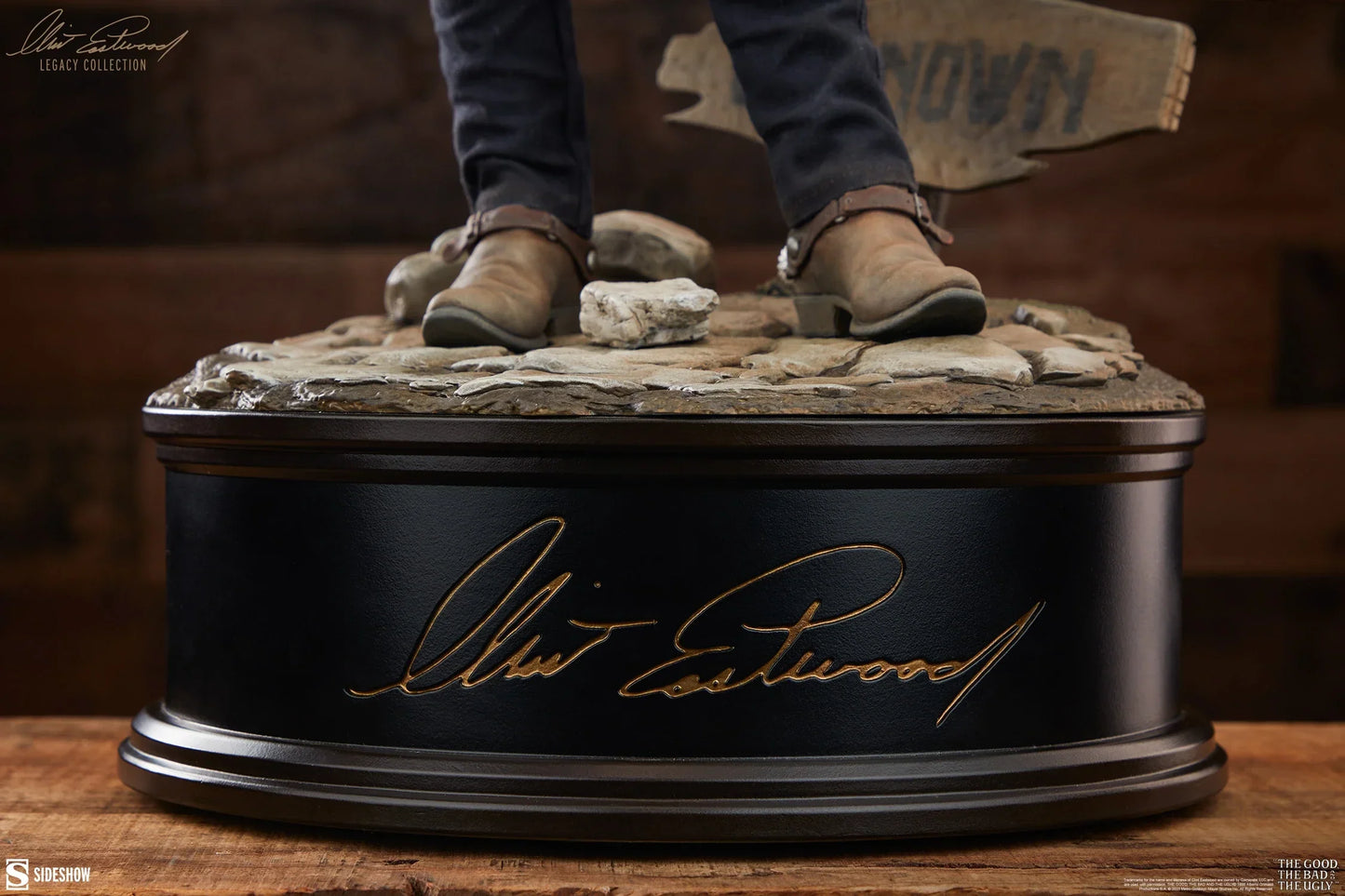 DER MANN OHNE NAMEN Premium Format Figur von Sideshow Collectibles
